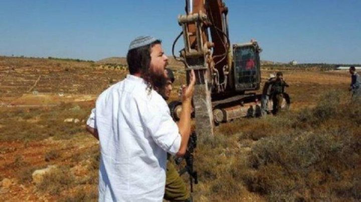 مستوطنون يشقون طريقا ويجرفون أراضي زراعية جنوب نابلس