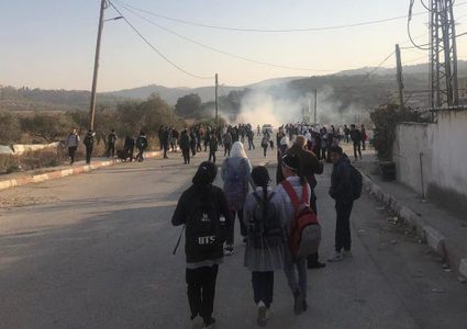 الاحتلال يعيق وصول طلبة اللبن الشرقية لمدارسهم وإصابات بالاختناق