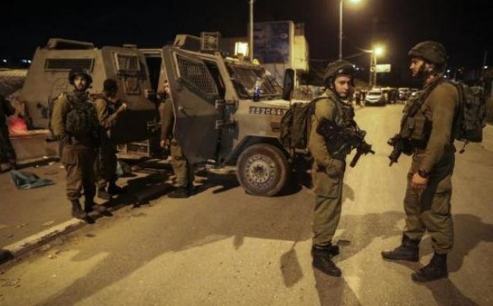 قوات الاحتلال تغلق طريق رام الله نابلس