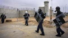 هيئة الأسرى: أسير يطعن سجانًا في سجن نفحة