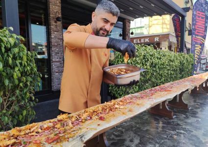 شيف تركي يعد سندويش شاورما بطول 20 مترا للدخول في غينيس