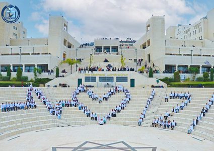 صورة جماعية لطلبة دفعة 121 من قسم الطب البشري في جامعة النجاح الوطنية