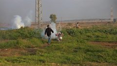 الاحتلال يطلق النار وقنابل الغاز صوب صيادي عصافير شرق خان يونس