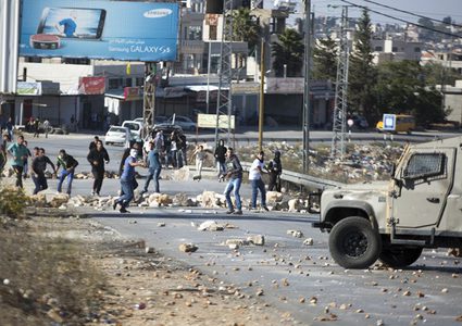 الاحتلال يصب شاب ويعتقل 10 مواطنين في مخيم الجلزون