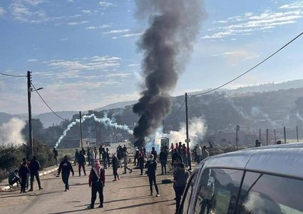 الاحتلال يصيب عددًا من المواطنين بالاختناق في اللبن الشرقية