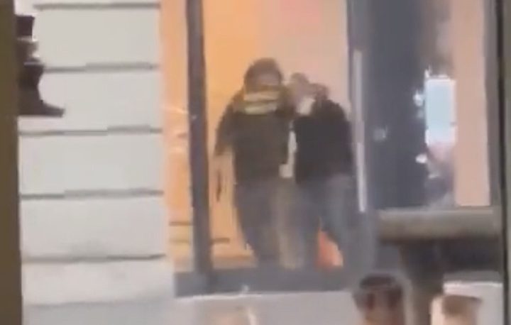 مسلّح يحتجز رهينة داخل متجر لشركة "آبل" في أمستردام