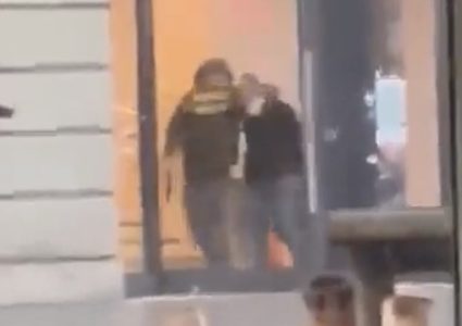 مسلّح يحتجز رهينة داخل متجر لشركة "آبل" في أمستردام
