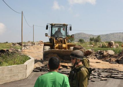 الاحتلال يستولي على جرافة في قرية أم الريحان بجنين