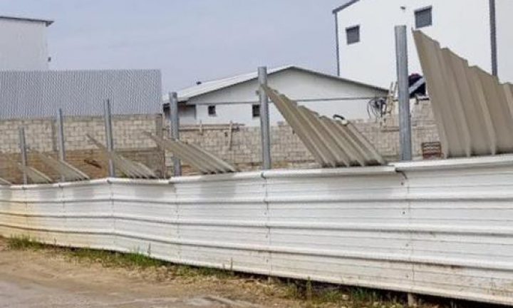 إجبار مواطن على إزالة جدار من الصفيح في الطيرة