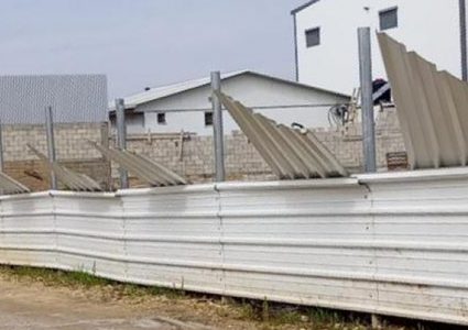 إجبار مواطن على إزالة جدار من الصفيح في الطيرة