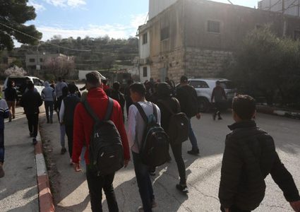 لليوم الثالث : الاحتلال يعرقل وصول الطلبة لمدارسهم في اللبن الشرقية