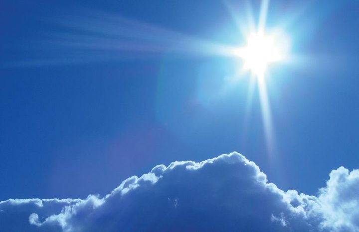 الطقس: أجواء دافئة ولطيفة والحرارة أعلى من معدلها العام بحدود 5 درجات