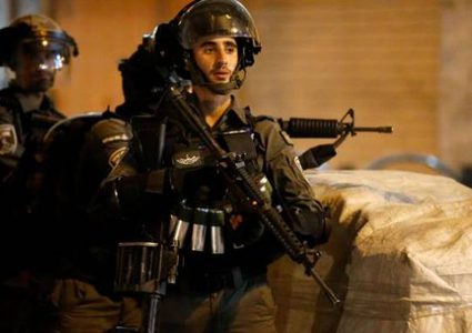 الاحتلال يعتقل طالبا جامعيا ويفتش عدة منازل في الخليل