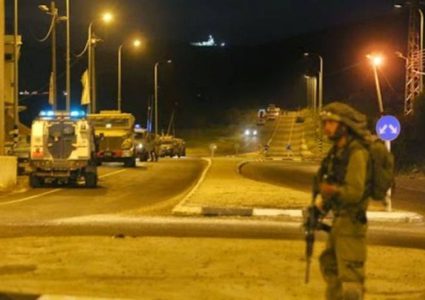 رشق حافلة اسرائيلية بالزجاجات الحارقة شرق رام الله