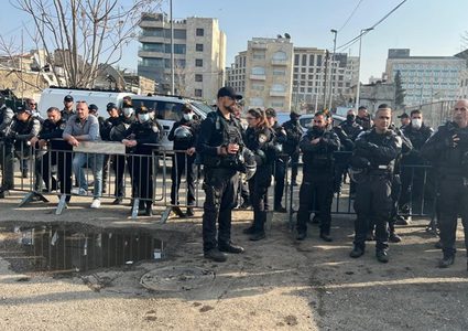 الاحتلال يعتدي على الأهالي والمتضامنين في الشيخ جرّاح ويزيل الخيمة التضامنية