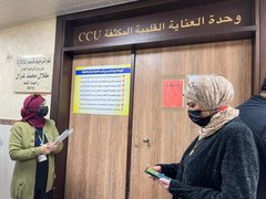 وحدة الجودة وسلامة المريض وضبط العدوى وبالتعاون مع الإدارة العامة للمستشفيات تُجري زيارة تفقدية لمستشفى رفيديا الحكومي ومستشفى الوطني الحكومي في محافظة نابلس لمتابعة سياسات وإجراءات سلامة المريض ومكافحة وضبط العدوى في أقسام مختلفة وخاصة أقسام العزل لمرضى كورونا، وأقسام الكلية، والجراحة، وقسم كورونا الأطفال، وقسم العناية القلبية وأقسام العناية المكثفة والباطنية، فيما شاركت الإغاثة الكاثوليكية بالزيارة لمتابعة الاحتياجات الخاصة لمستشفى الوطني، حيث قامت الإغاثة الكاثوليكية بالتبرع بمولد كهربائي يستخدم في حال انقطاع الكهرباء للحفاظ على سلامة المرضى.