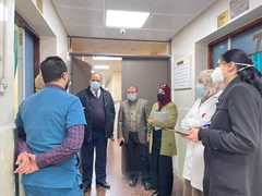 وحدة الجودة وسلامة المريض وضبط العدوى وبالتعاون مع الإدارة العامة للمستشفيات تُجري زيارة تفقدية لمستشفى رفيديا الحكومي ومستشفى الوطني الحكومي في محافظة نابلس لمتابعة سياسات وإجراءات سلامة المريض ومكافحة وضبط العدوى في أقسام مختلفة وخاصة أقسام العزل لمرضى كورونا، وأقسام الكلية، والجراحة، وقسم كورونا الأطفال، وقسم العناية القلبية وأقسام العناية المكثفة والباطنية، فيما شاركت الإغاثة الكاثوليكية بالزيارة لمتابعة الاحتياجات الخاصة لمستشفى الوطني، حيث قامت الإغاثة الكاثوليكية بالتبرع بمولد كهربائي يستخدم في حال انقطاع الكهرباء للحفاظ على سلامة المرضى.