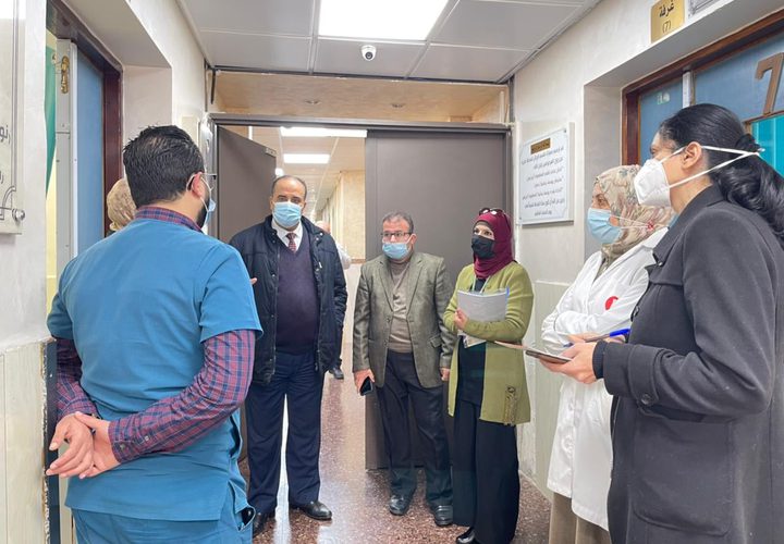 وحدة الجودة وسلامة المريض وضبط العدوى وبالتعاون مع الإدارة العامة للمستشفيات تُجري زيارة تفقدية لمستشفى رفيديا الحكومي ومستشفى الوطني الحكومي في محافظة نابلس لمتابعة سياسات وإجراءات سلامة المريض ومكافحة وضبط العدوى في أقسام مختلفة وخاصة أقسام العزل لمرضى كورونا، وأقسام الكلية، والجراحة، وقسم كورونا الأطفال، وقسم العناية القلبية وأقسام العناية المكثفة والباطنية، فيما شاركت الإغاثة الكاثوليكية بالزيارة لمتابعة الاحتياجات الخاصة لمستشفى الوطني، حيث قامت الإغاثة الكاثوليكية بالتبرع بمولد كهربائي يستخدم في حال انقطاع الكهرباء للحفاظ على سلامة المرضى.