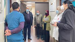 وحدة الجودة وسلامة المريض وضبط العدوى وبالتعاون مع الإدارة العامة للمستشفيات تُجري زيارة تفقدية لمستشفى رفيديا الحكومي ومستشفى الوطني الحكومي في محافظة نابلس لمتابعة سياسات وإجراءات سلامة المريض ومكافحة وضبط العدوى في أقسام مختلفة وخاصة أقسام العزل لمرضى كورونا، وأقسام الكلية، والجراحة، وقسم كورونا الأطفال، وقسم العناية القلبية وأقسام العناية المكثفة والباطنية، فيما شاركت الإغاثة الكاثوليكية بالزيارة لمتابعة الاحتياجات الخاصة لمستشفى الوطني، حيث قامت الإغاثة الكاثوليكية بالتبرع بمولد كهربائي يستخدم في حال انقطاع الكهرباء للحفاظ على سلامة المرضى.