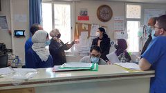 وحدة الجودة وسلامة المريض وضبط العدوى وبالتعاون مع الإدارة العامة للمستشفيات تُجري زيارة تفقدية لمستشفى رفيديا الحكومي ومستشفى الوطني الحكومي في محافظة نابلس لمتابعة سياسات وإجراءات سلامة المريض ومكافحة وضبط العدوى في أقسام مختلفة وخاصة أقسام العزل لمرضى كورونا، وأقسام الكلية، والجراحة، وقسم كورونا الأطفال، وقسم العناية القلبية وأقسام العناية المكثفة والباطنية، فيما شاركت الإغاثة الكاثوليكية بالزيارة لمتابعة الاحتياجات الخاصة لمستشفى الوطني، حيث قامت الإغاثة الكاثوليكية بالتبرع بمولد كهربائي يستخدم في حال انقطاع الكهرباء للحفاظ على سلامة المرضى.