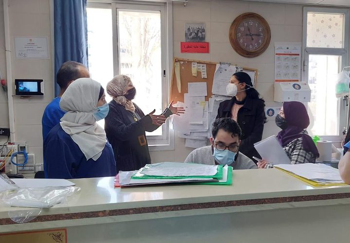 وحدة الجودة وسلامة المريض وضبط العدوى وبالتعاون مع الإدارة العامة للمستشفيات تُجري زيارة تفقدية لمستشفى رفيديا الحكومي ومستشفى الوطني الحكومي في محافظة نابلس لمتابعة سياسات وإجراءات سلامة المريض ومكافحة وضبط العدوى في أقسام مختلفة وخاصة أقسام العزل لمرضى كورونا، وأقسام الكلية، والجراحة، وقسم كورونا الأطفال، وقسم العناية القلبية وأقسام العناية المكثفة والباطنية، فيما شاركت الإغاثة الكاثوليكية بالزيارة لمتابعة الاحتياجات الخاصة لمستشفى الوطني، حيث قامت الإغاثة الكاثوليكية بالتبرع بمولد كهربائي يستخدم في حال انقطاع الكهرباء للحفاظ على سلامة المرضى.