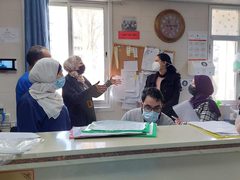 وحدة الجودة وسلامة المريض وضبط العدوى وبالتعاون مع الإدارة العامة للمستشفيات تُجري زيارة تفقدية لمستشفى رفيديا الحكومي ومستشفى الوطني الحكومي في محافظة نابلس لمتابعة سياسات وإجراءات سلامة المريض ومكافحة وضبط العدوى في أقسام مختلفة وخاصة أقسام العزل لمرضى كورونا، وأقسام الكلية، والجراحة، وقسم كورونا الأطفال، وقسم العناية القلبية وأقسام العناية المكثفة والباطنية، فيما شاركت الإغاثة الكاثوليكية بالزيارة لمتابعة الاحتياجات الخاصة لمستشفى الوطني، حيث قامت الإغاثة الكاثوليكية بالتبرع بمولد كهربائي يستخدم في حال انقطاع الكهرباء للحفاظ على سلامة المرضى.