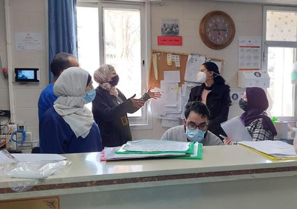 وحدة الجودة وسلامة المريض وضبط العدوى وبالتعاون مع الإدارة العامة للمستشفيات تُجري زيارة تفقدية لمستشفى رفيديا الحكومي ومستشفى الوطني الحكومي في محافظة نابلس لمتابعة سياسات وإجراءات سلامة المريض ومكافحة وضبط العدوى في أقسام مختلفة وخاصة أقسام العزل لمرضى كورونا، وأقسام الكلية، والجراحة، وقسم كورونا الأطفال، وقسم العناية القلبية وأقسام العناية المكثفة والباطنية، فيما شاركت الإغاثة الكاثوليكية بالزيارة لمتابعة الاحتياجات الخاصة لمستشفى الوطني، حيث قامت الإغاثة الكاثوليكية بالتبرع بمولد كهربائي يستخدم في حال انقطاع الكهرباء للحفاظ على سلامة المرضى.