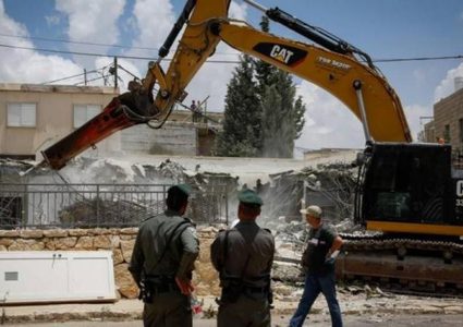 الاحتلال يهدم مبنى سكنيا ومنشأة تجارية في عناتا