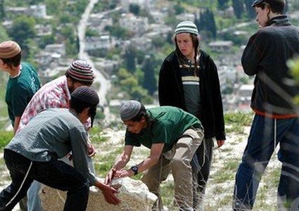 مستوطنون يضخون مياها عادمة في أراضي قصرة جنوب نابلس