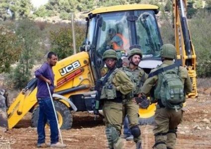 الاحتلال يصادر جرافة ويعتدي على سائقها غرب سلفيت