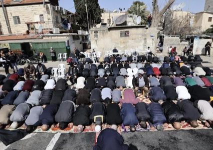 إقامة صلاة الجمعة في الشيخ جراح دعما للأهالي