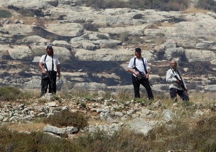 مستوطنون يهدمون سلاسل حجرية جنوب الخليل