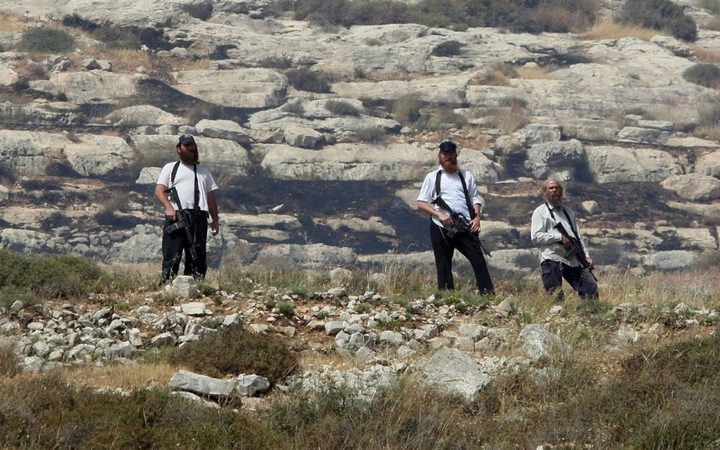 مستوطنون يهدمون سلاسل حجرية جنوب الخليل