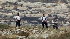 مستوطنون يهدمون سلاسل حجرية جنوب الخليل