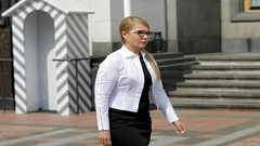رئيسة الوزراء السابقة في أوكرانيا تحمل كلاشنكوف وتستعد للدفاع عن بلادها