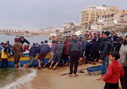 إصابة صياد بسبب انقلاب قارب في بحر غزة
