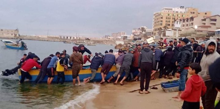 إصابة صياد بسبب انقلاب قارب في بحر غزة