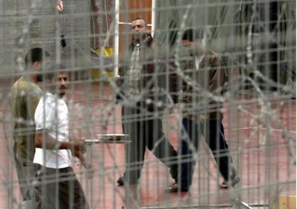 توتر شديد يسود السجون والأسرى يرفضون "الفحص الأمني"