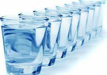 ما حقيقة شرب 8 أكواب من الماء لصحة أفضل