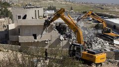 الاحتلال يخطر بهدم ثلاثة منازل وحظيرة أغنام وأسوار استنادية في بيت لحم