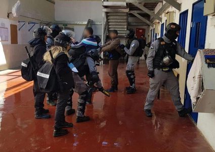 الأسرى يعلنون "انتفاضة السجون" ويدعون شعبنا للنفير والمؤازرة