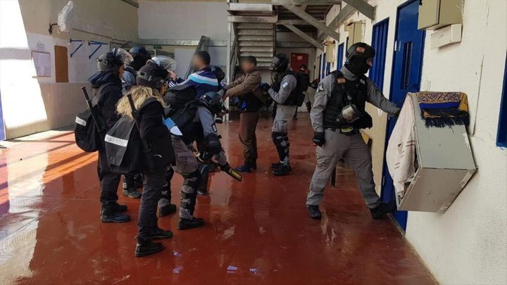 الأسرى يعلنون "انتفاضة السجون" ويدعون شعبنا للنفير والمؤازرة