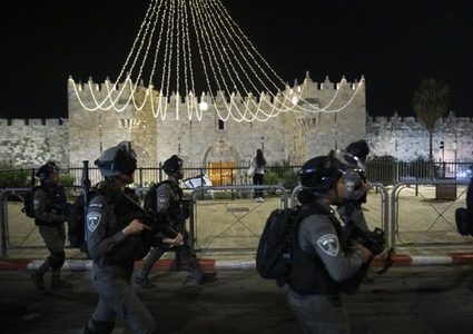 الاحتلال يعتقل شابا ويعتدي على طفل في باب العامود