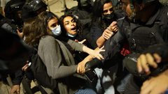 قوات الاحتلال تعتقل طفلين من باب العامود