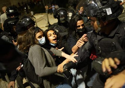 قوات الاحتلال تعتقل طفلين من باب العامود