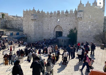 الفلسطينيون يزحفون بأعداد كبيرة إلى المسجد الأقصى من منطقة باب العامود لإحياء ذكرى الإسراءوالمعراج