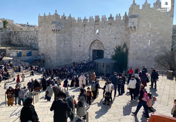 الفلسطينيون يزحفون بأعداد كبيرة إلى المسجد الأقصى من منطقة باب العامود لإحياء ذكرى الإسراءوالمعراج