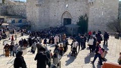 الفلسطينيون يزحفون بأعداد كبيرة إلى المسجد الأقصى من منطقة باب العامود لإحياء ذكرى الإسراءوالمعراج