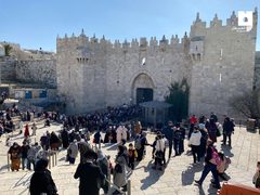 الفلسطينيون يزحفون بأعداد كبيرة إلى المسجد الأقصى من منطقة باب العامود لإحياء ذكرى الإسراءوالمعراج
