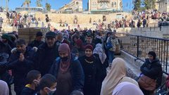 الفلسطينيون يزحفون بأعداد كبيرة إلى المسجد الأقصى من منطقة باب العامود لإحياء ذكرى الإسراءوالمعراج